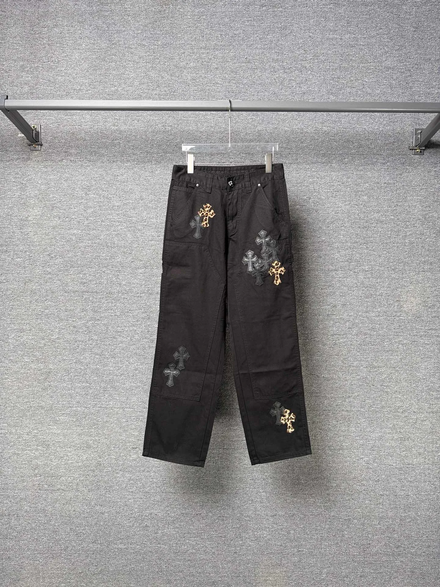 P270 💰 (Top version) Chrome hearts leopard print with black leather and multi-leather elements washed jeans. Really restores the ultimate vintage texture. Three-dimensional version. Loose and comfortable, not picky about the figure. Makes taller and slimmer. Factory precision. Original quality control. Same style for men and women. Can be matched with couples. Versatile recommendation. Must-have jeans for all seasons. Fashionistas have been disappointed. From the quality selection of fabrics, the tailoring of details, and the matching of patterns, they are all impeccable! The upper body is so handsome when worn...it can be easily worn by men, women and children! The craftsmanship is made of heavy-duty washed pure cotton denim fabric. After washing, it is soft and thick and looks very stylish when worn. Color: black Size: 28-30-32-34-36 (corresponding to S-M-L-XL-XXL)